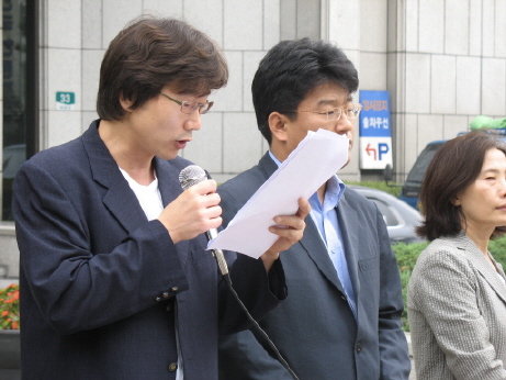 발언하는 이영주 한국예술종합학교 예술연구소 연구원(왼쪽)과 양문석 언론개혁시민연대 사무처장(오른쪽) 